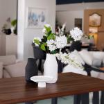 فازة سيراميك صغيرة باللون الابيض وودي