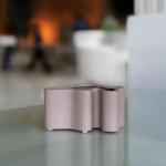 فازة ديكورية صغيرة باللون وردي وودي