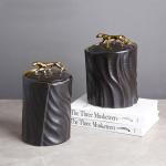 جرة السيراميك صغيرة وودي