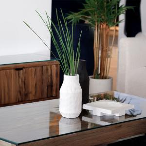 فازة سيراميك كبيرة باللون الابيض وودي