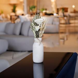 فازة مع ورد مجفف سكري وودي