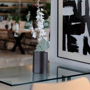 فازة سيراميك رصاصي متموجة وودي