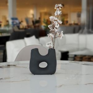 فازة ديكورية سيراميك سوداء وودي